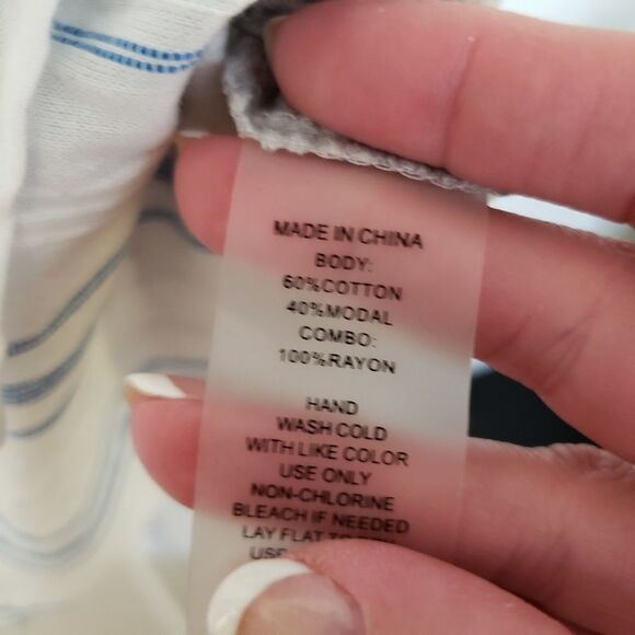 Vince Camuto Split Neck Shirttail Hem Tunic - Picture 5 of 6